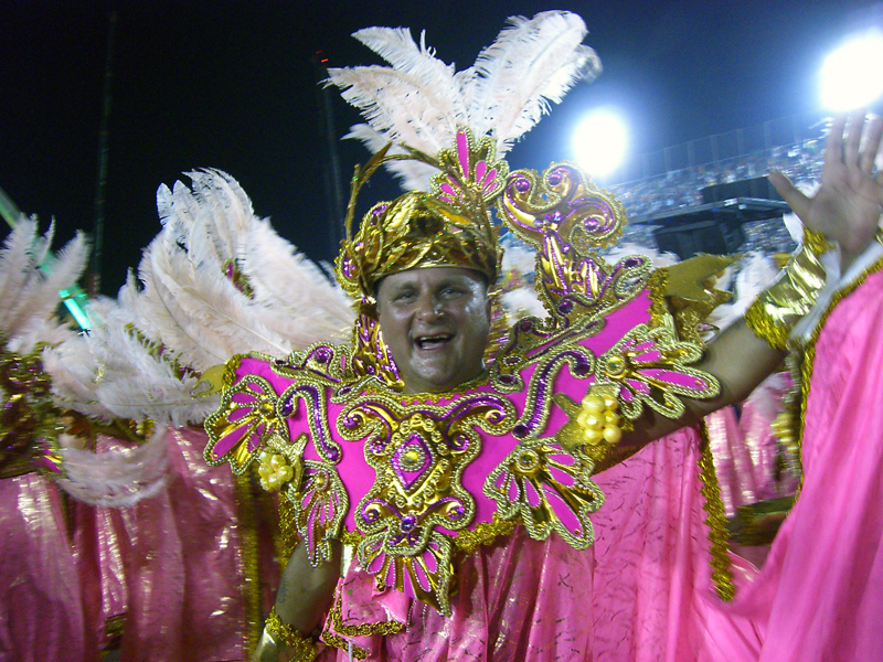 Карнавал в Рио : в ритме самбы по самбадрому в карнавальном костюме