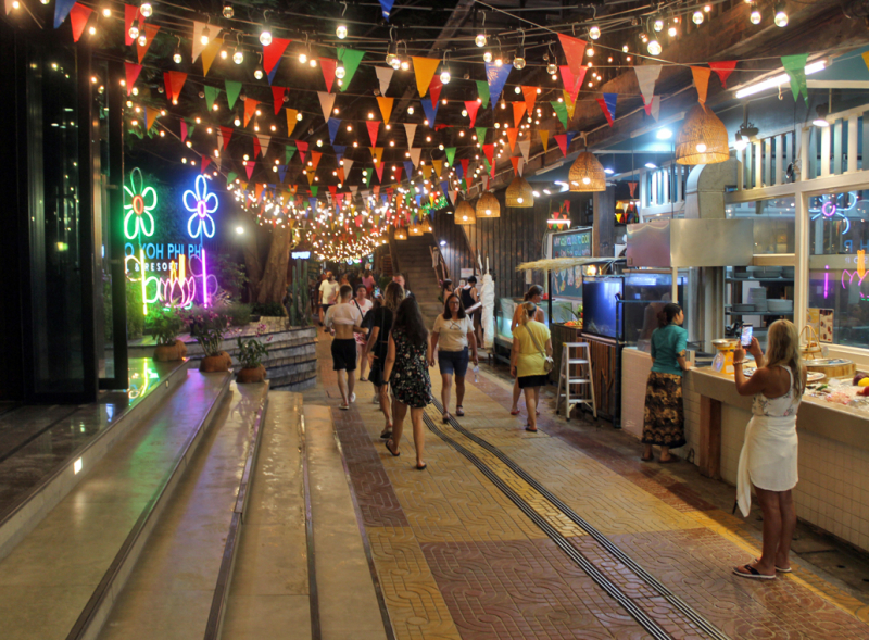 Путеводитель по Пхукету: маршруты и экскурсии, пляжи и храмы, поездки на острова  и смотровые площадки.