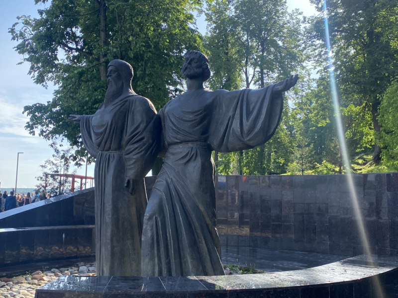 На север! Вологодские кружева, Поважские домовые росписи, Архангельские козули, Расписные небеса, Каргопольская игрушка, Онежские петроглифы...