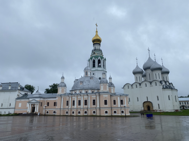 На север! Вологодские кружева, Поважские домовые росписи, Архангельские козули, Расписные небеса, Каргопольская игрушка, Онежские петроглифы...