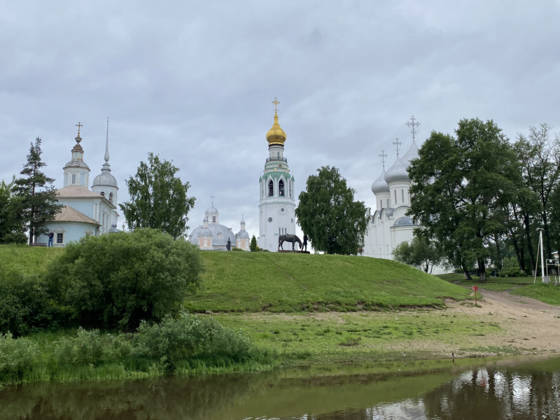 На север! Вологодские кружева, Поважские домовые росписи, Архангельские козули, Расписные небеса, Каргопольская игрушка, Онежские петроглифы...