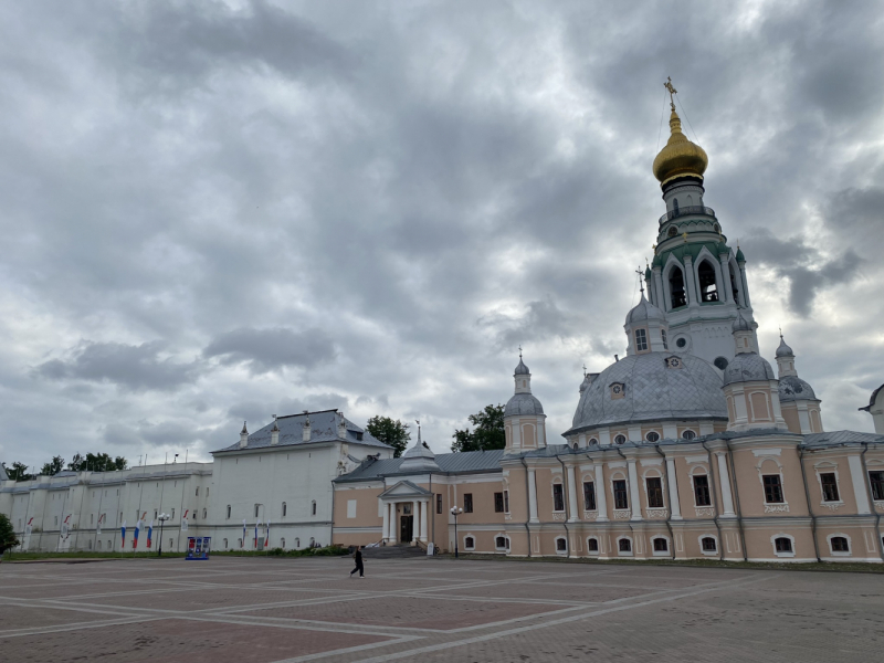 На север! Вологодские кружева, Поважские домовые росписи, Архангельские козули, Расписные небеса, Каргопольская игрушка, Онежские петроглифы...