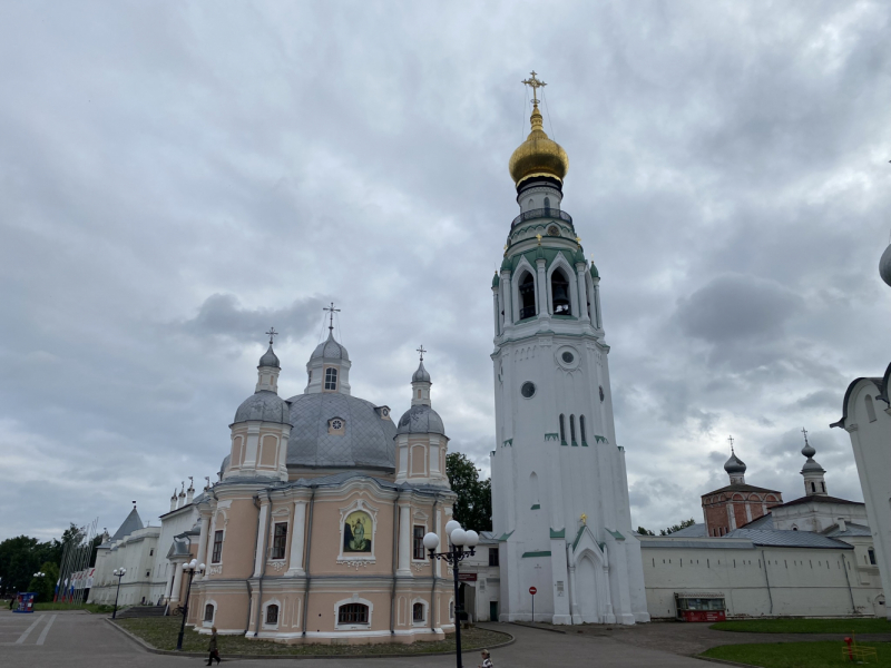 На север! Вологодские кружева, Поважские домовые росписи, Архангельские козули, Расписные небеса, Каргопольская игрушка, Онежские петроглифы...