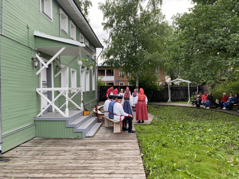 На север! Вологодские кружева, Поважские домовые росписи, Архангельские козули, Расписные небеса, Каргопольская игрушка, Онежские петроглифы...