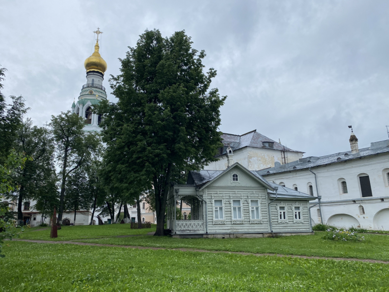 На север! Вологодские кружева, Поважские домовые росписи, Архангельские козули, Расписные небеса, Каргопольская игрушка, Онежские петроглифы...