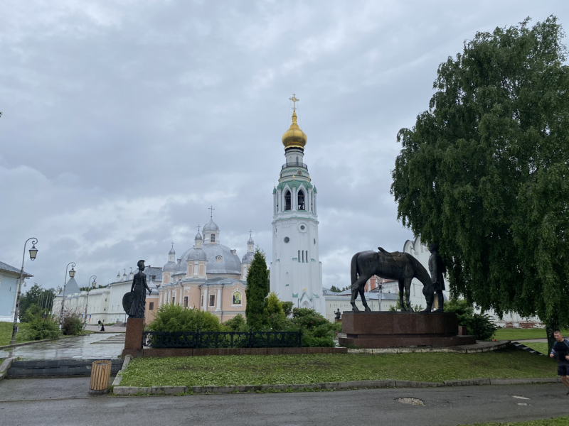 На север! Вологодские кружева, Поважские домовые росписи, Архангельские козули, Расписные небеса, Каргопольская игрушка, Онежские петроглифы...
