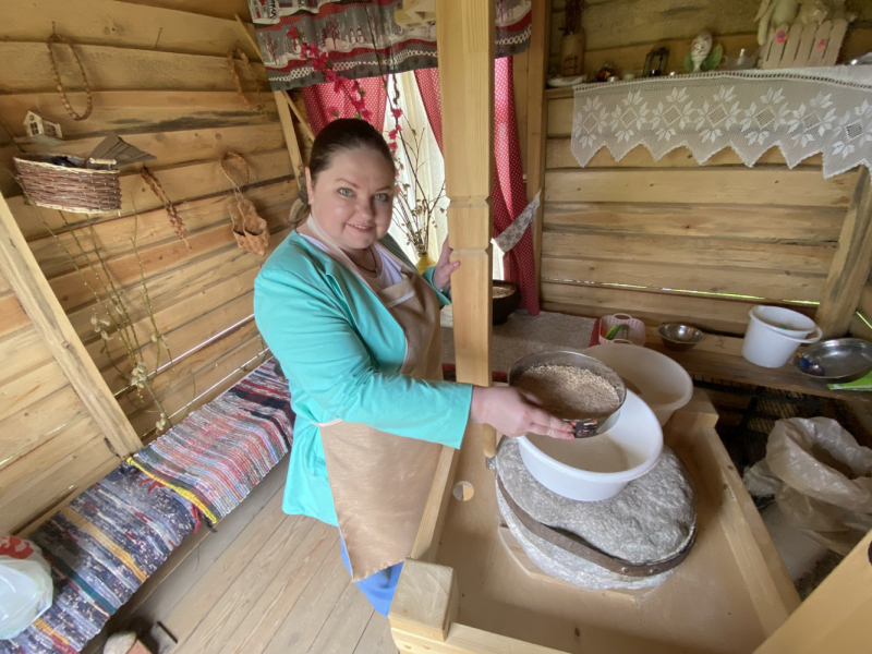 На север! Вологодские кружева, Поважские домовые росписи, Архангельские козули, Расписные небеса, Каргопольская игрушка, Онежские петроглифы...