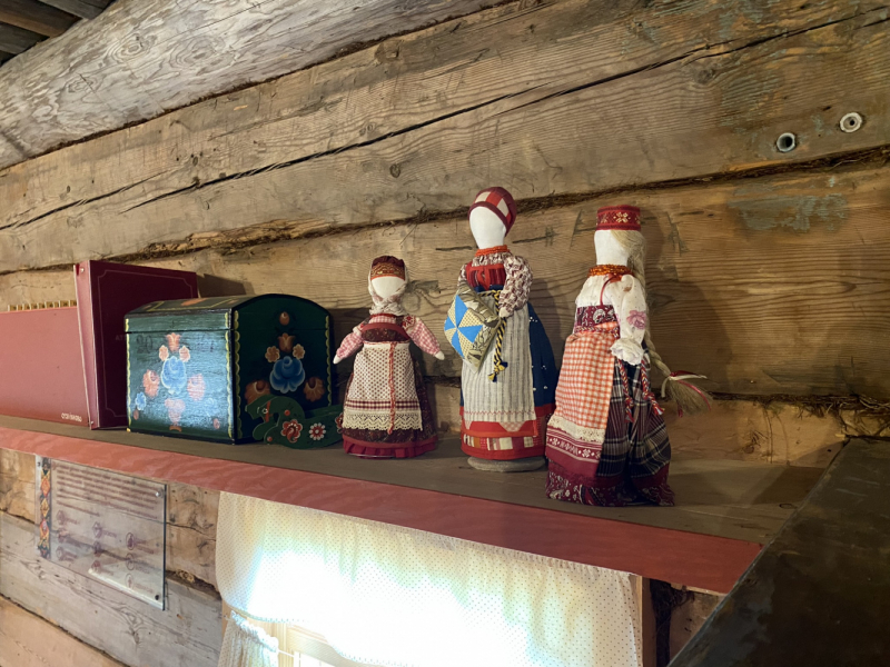 На север! Вологодские кружева, Поважские домовые росписи, Архангельские козули, Расписные небеса, Каргопольская игрушка, Онежские петроглифы...