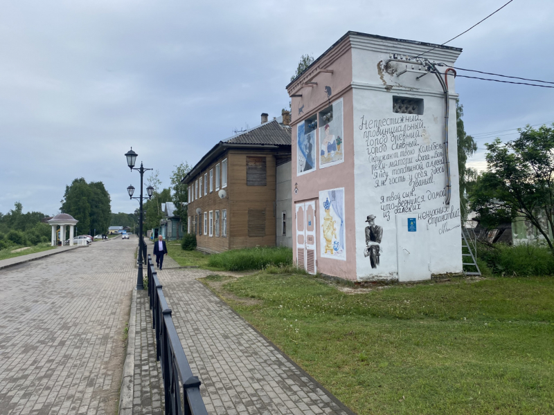 На север! Вологодские кружева, Поважские домовые росписи, Архангельские козули, Расписные небеса, Каргопольская игрушка, Онежские петроглифы...