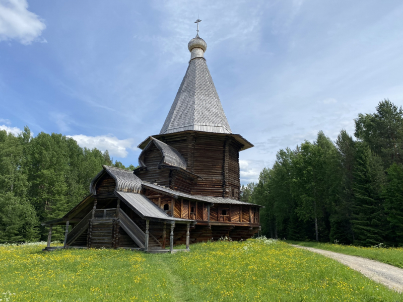 На север! Вологодские кружева, Поважские домовые росписи, Архангельские козули, Расписные небеса, Каргопольская игрушка, Онежские петроглифы...