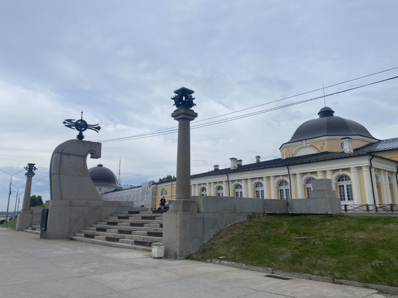 На север! Вологодские кружева, Поважские домовые росписи, Архангельские козули, Расписные небеса, Каргопольская игрушка, Онежские петроглифы...