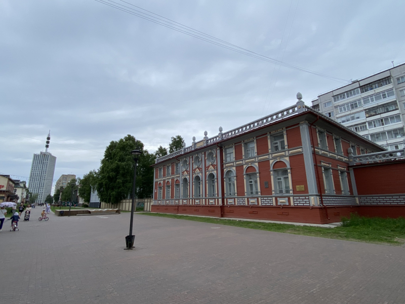 На север! Вологодские кружева, Поважские домовые росписи, Архангельские козули, Расписные небеса, Каргопольская игрушка, Онежские петроглифы...