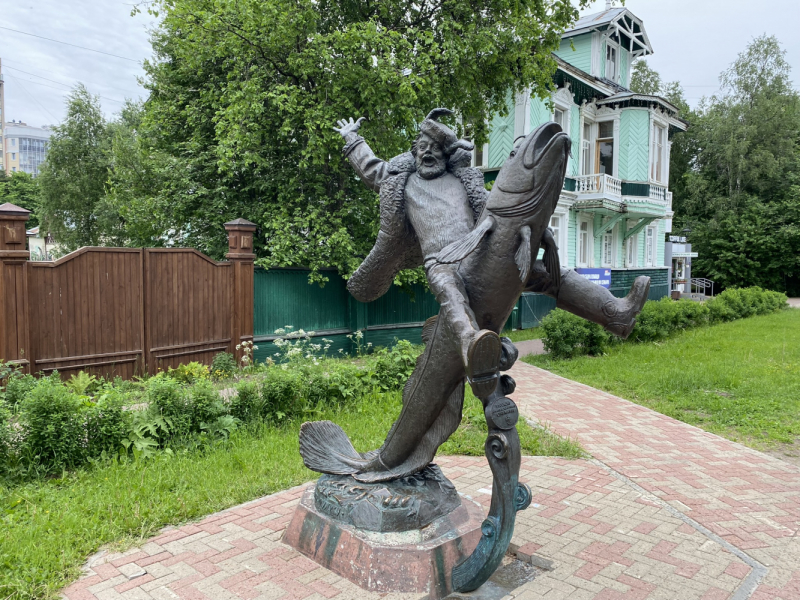 На север! Вологодские кружева, Поважские домовые росписи, Архангельские козули, Расписные небеса, Каргопольская игрушка, Онежские петроглифы...