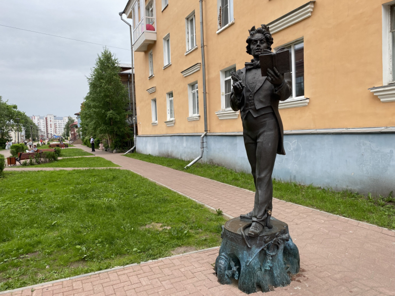 На север! Вологодские кружева, Поважские домовые росписи, Архангельские козули, Расписные небеса, Каргопольская игрушка, Онежские петроглифы...
