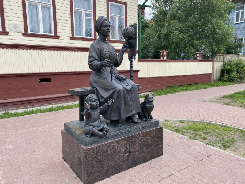 На север! Вологодские кружева, Поважские домовые росписи, Архангельские козули, Расписные небеса, Каргопольская игрушка, Онежские петроглифы...