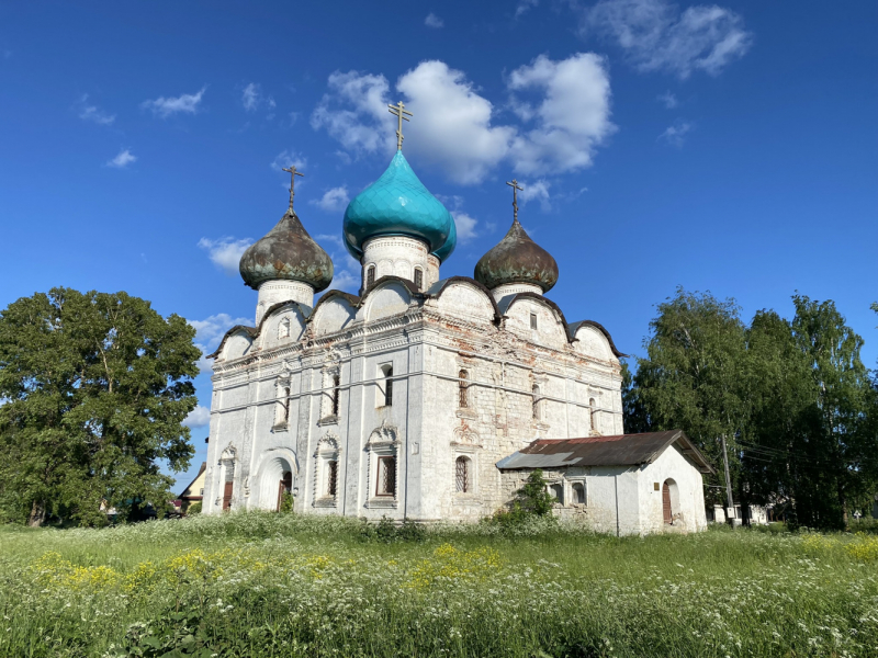 На север! Вологодские кружева, Поважские домовые росписи, Архангельские козули, Расписные небеса, Каргопольская игрушка, Онежские петроглифы...