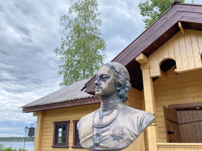 На север! Вологодские кружева, Поважские домовые росписи, Архангельские козули, Расписные небеса, Каргопольская игрушка, Онежские петроглифы...
