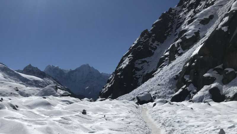 Одна за фото в Gokyo под внезапным циклоном. Впервые на высоте. Октябрь-Ноябрь 2025