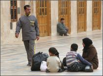 сидящие в мечети