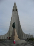 Памятник Эйрикссону рядом с церковью Hallgrimskirkja