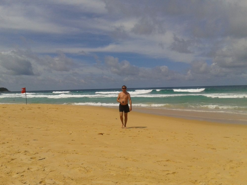 Один на пляже.