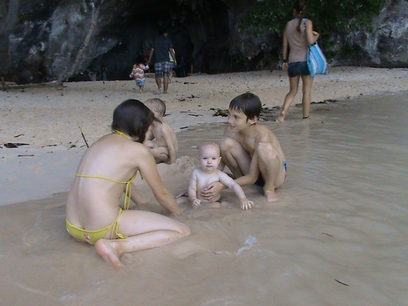 Четверо детей на Рейли (Таиланд, Краби) в несезон.  Лето 2012 года.