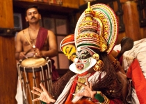 девушка нажаловалась своему другу и тот пришел коварно убить визиря