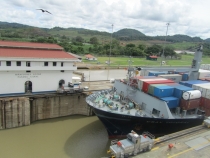 Проход корабля через Miraflores Locks. Панамский канал.