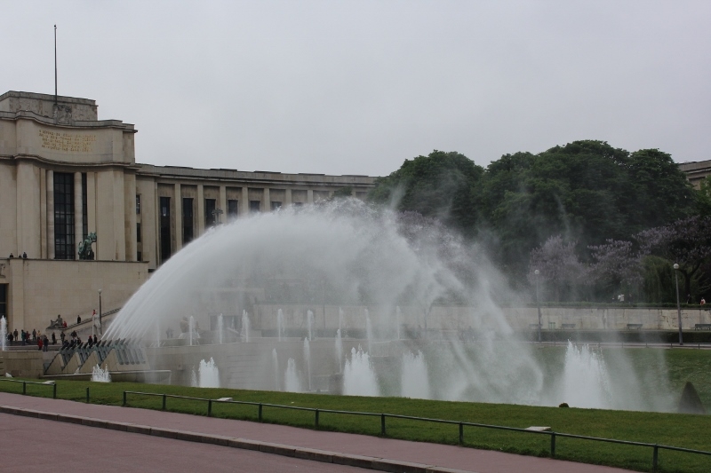 Париж, мокрые курицы и бутылка куантро.