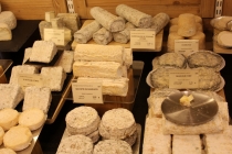 Париж, мокрые курицы и бутылка куантро.