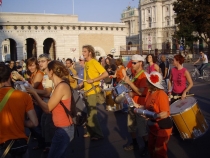Акция Гринпис у Королевского дворца в Вене.