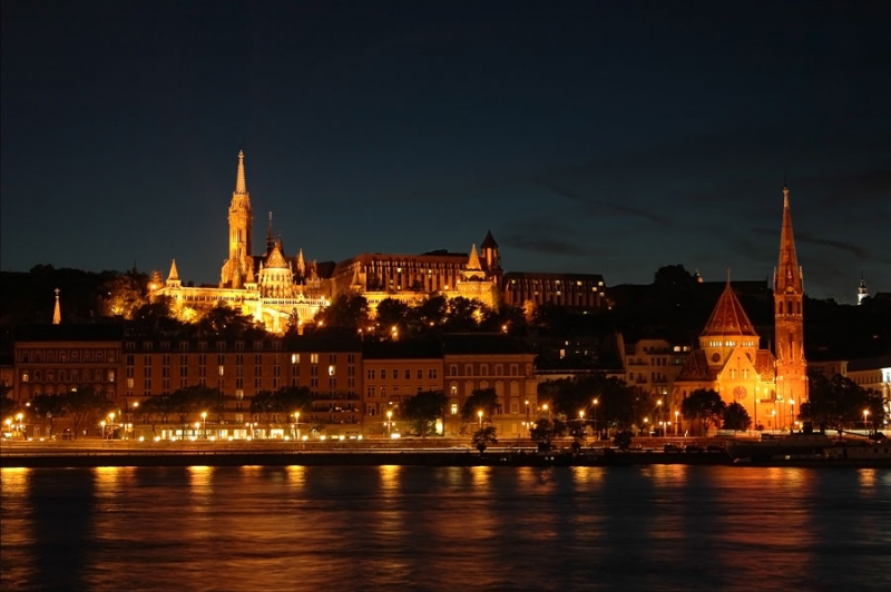15. Budapest. 15. A Halászbástya a Mátyás-templom és a Szilagyi Dezso ter, az éjszakai. Рыбацкі бастыён з Саборам Сьвятога Мацья