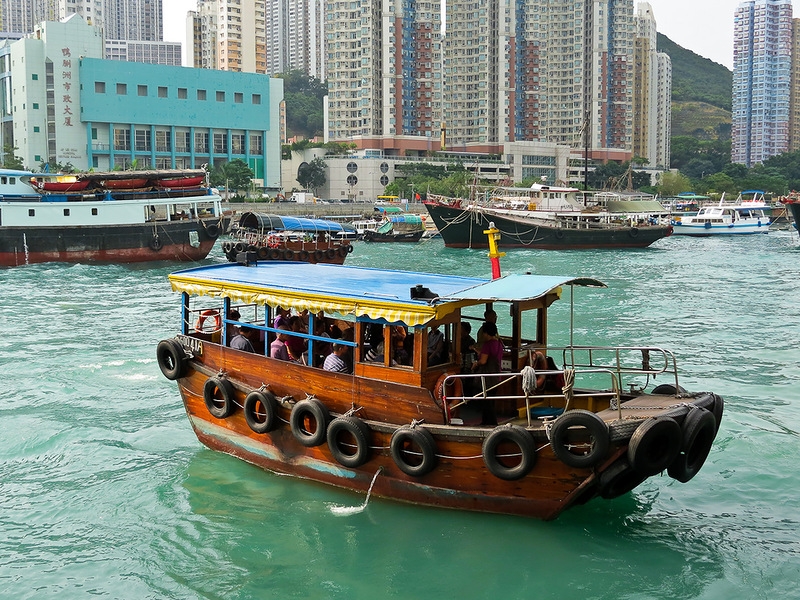 Полет пчелы вокруг вяленой рыбы в бухте Абердин (UPD)