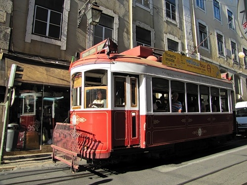 Общественный транспорт Лиссабона: автобусы, метро, трамваи, паромы, билеты