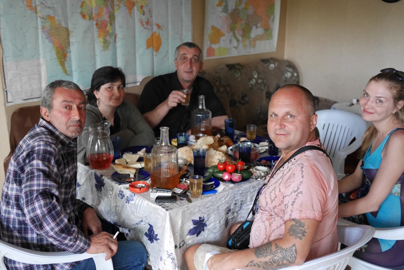Застолье в Грузии, грузинские вина, Столп Кацхи Застолье в Грузии, грузинские вина, Столп Кацхи