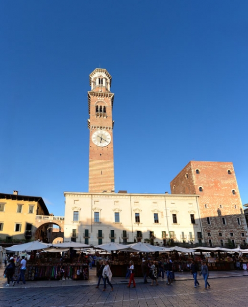 15. Verona. 08. Piazza Erbe. Torre dei Lamberti