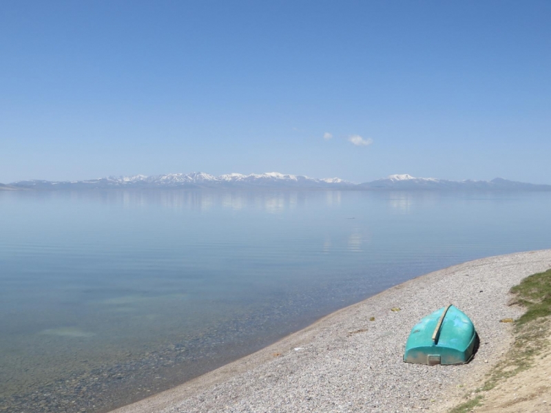 Погода на сон куле. 0093bfebce0dc75e6e373a1404113c63. Погода на сон куле фото. Погода на сон куле-0093bfebce0dc75e6e373a1404113c63. картинка Погода на сон куле. картинка 0093bfebce0dc75e6e373a1404113c63. На высоте около 3000 метров над уровнем моря в горах Тянь-Шаня в северо-западной части Нарынской области Кыргызстана раскинулась долина озера Сон-Куль. Гористые берега, окружающие его кольцом, изолируют это высокогорное озеро от всех основных путей по Центральному Тянь-Шаню. Несколько перевалов, ведущих к озеру, круты и каменисты. Но несмотря на сложную логистику и отсутствие комфортных для путешествия дорог, начиная с весны, а особенно летом, озерные берега Сон-Куля оживают и густо заселяются. Редко где на Тянь-Шане встретишь такое количество кыргызских юрт. Причина – хорошие пастбища. Кочевники пригоняют сюда, на высокогорные луга с сочной травой, стада коров, баранов и табуны лошадей. И пасутся они здесь до осени, пока не наступят заморозки.