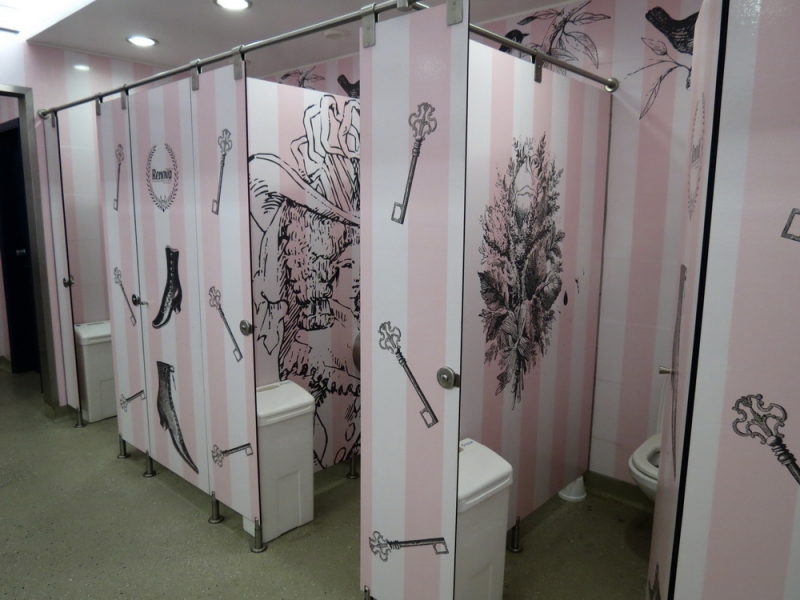 По нужде в различных уголках Мира (фото)