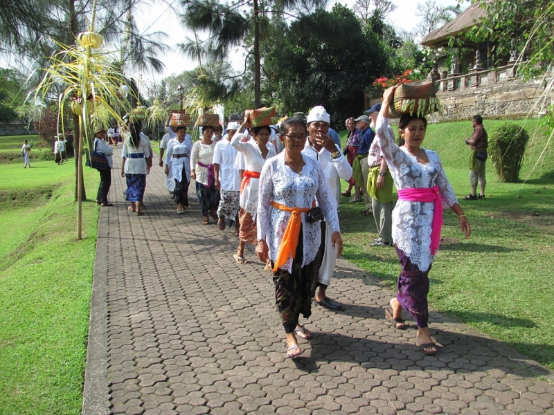Посещение храмов на Бали во время храмовых церемоний