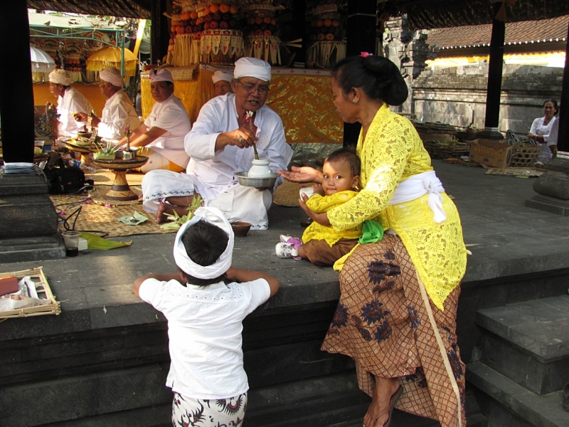 Посещение храмов на Бали во время храмовых церемоний