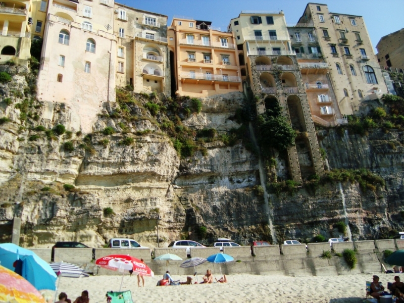 нужна помощь - пляжи Калабрии с двух сторон