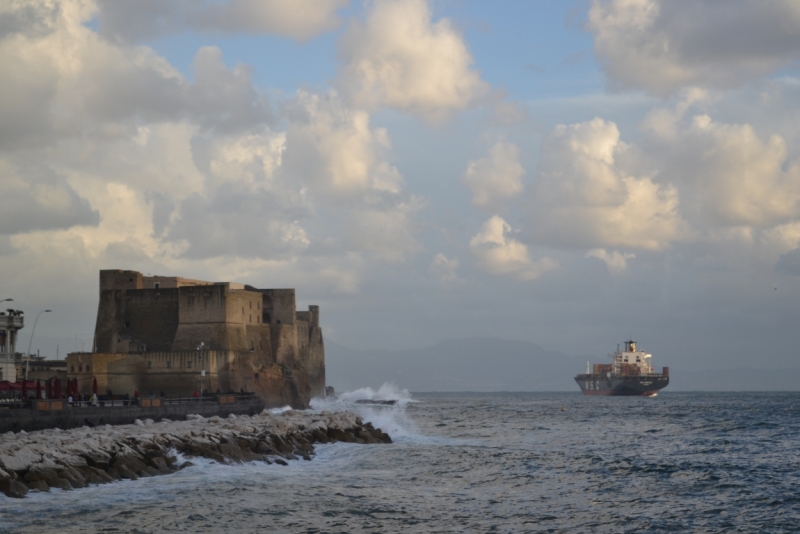 Неаполь штормит