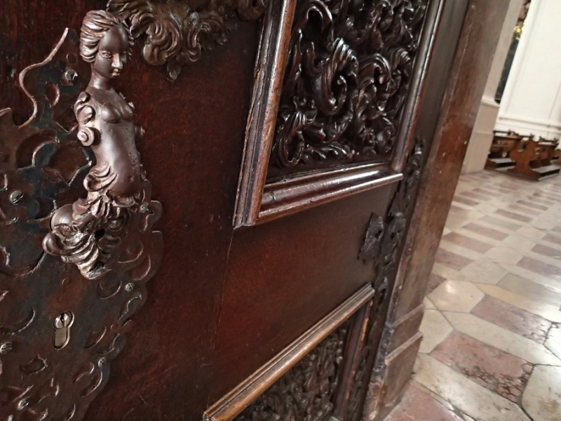 Окна, ставни, витражи, двери и ворота (фото)