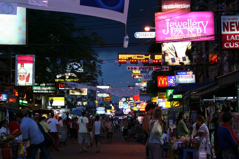 Каосан бангкок. Каосан роад Бангкок. Улица в Бангкоке Каосан роуд. Каосан роуд Бангкок на карте. Каосан роуд фото.