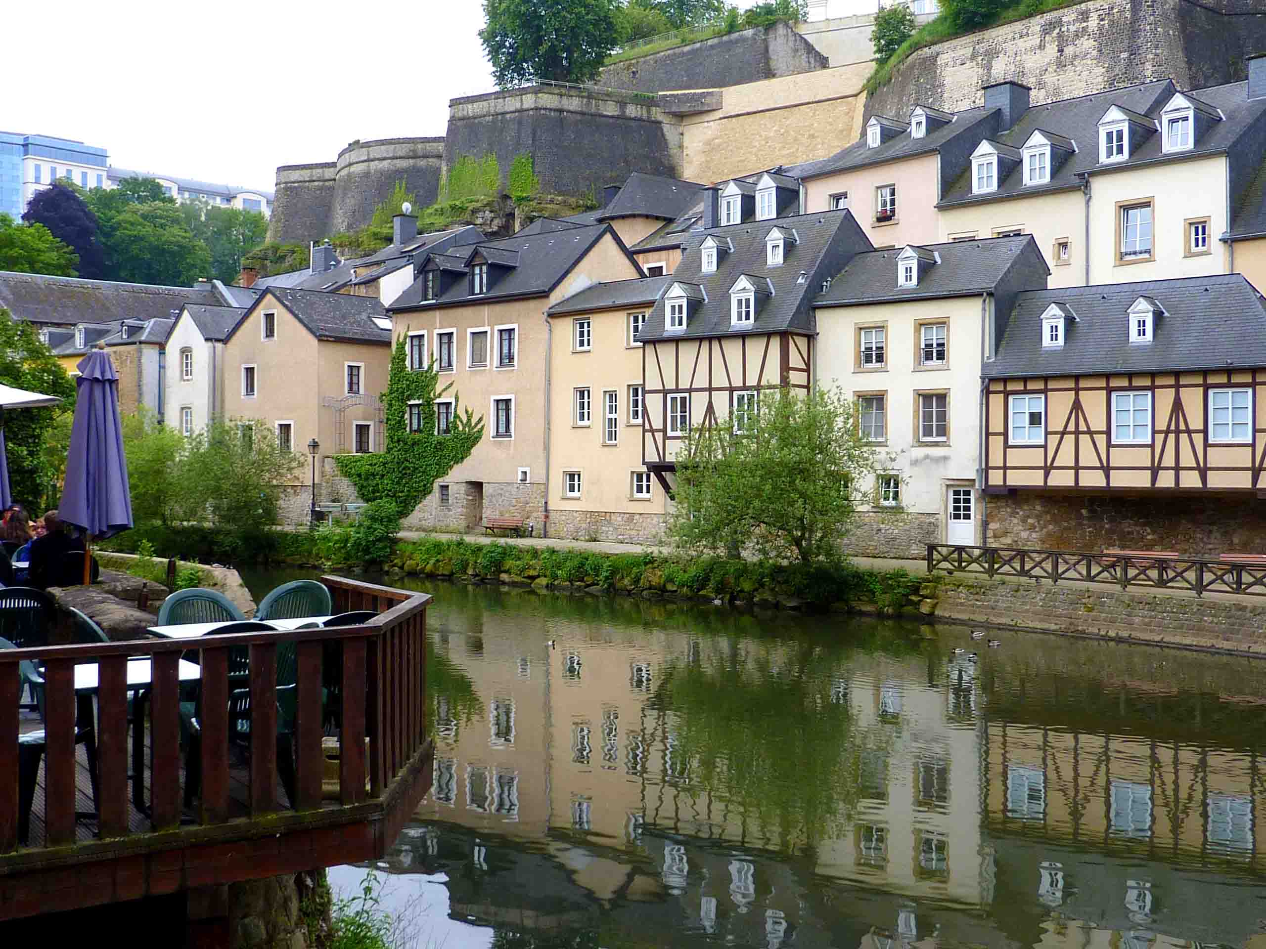 Городок по пути. Люксембург архитектура. Городок на реке. Водные каналы Люксембурга. Американский провинциальный городок.