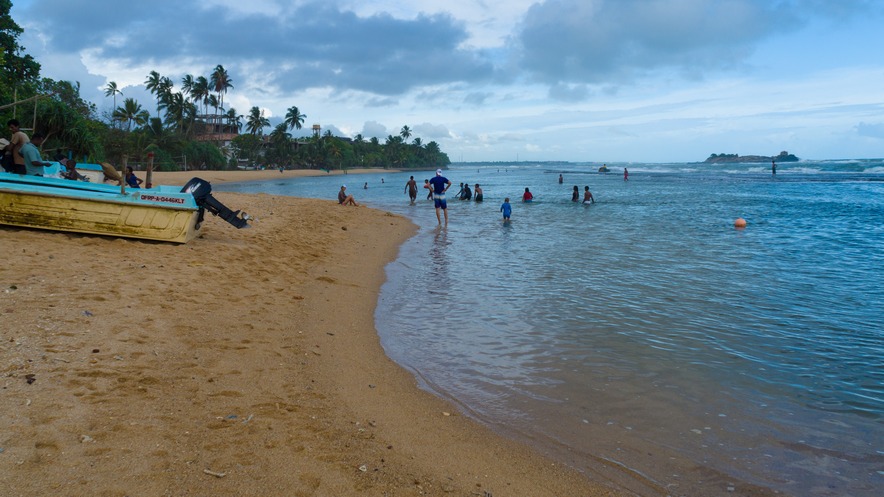 Погода шри ланка сейчас на 14. Пляжи Шри Ланки без волн. Шри Ланка в мае. Калутара фото туристов.