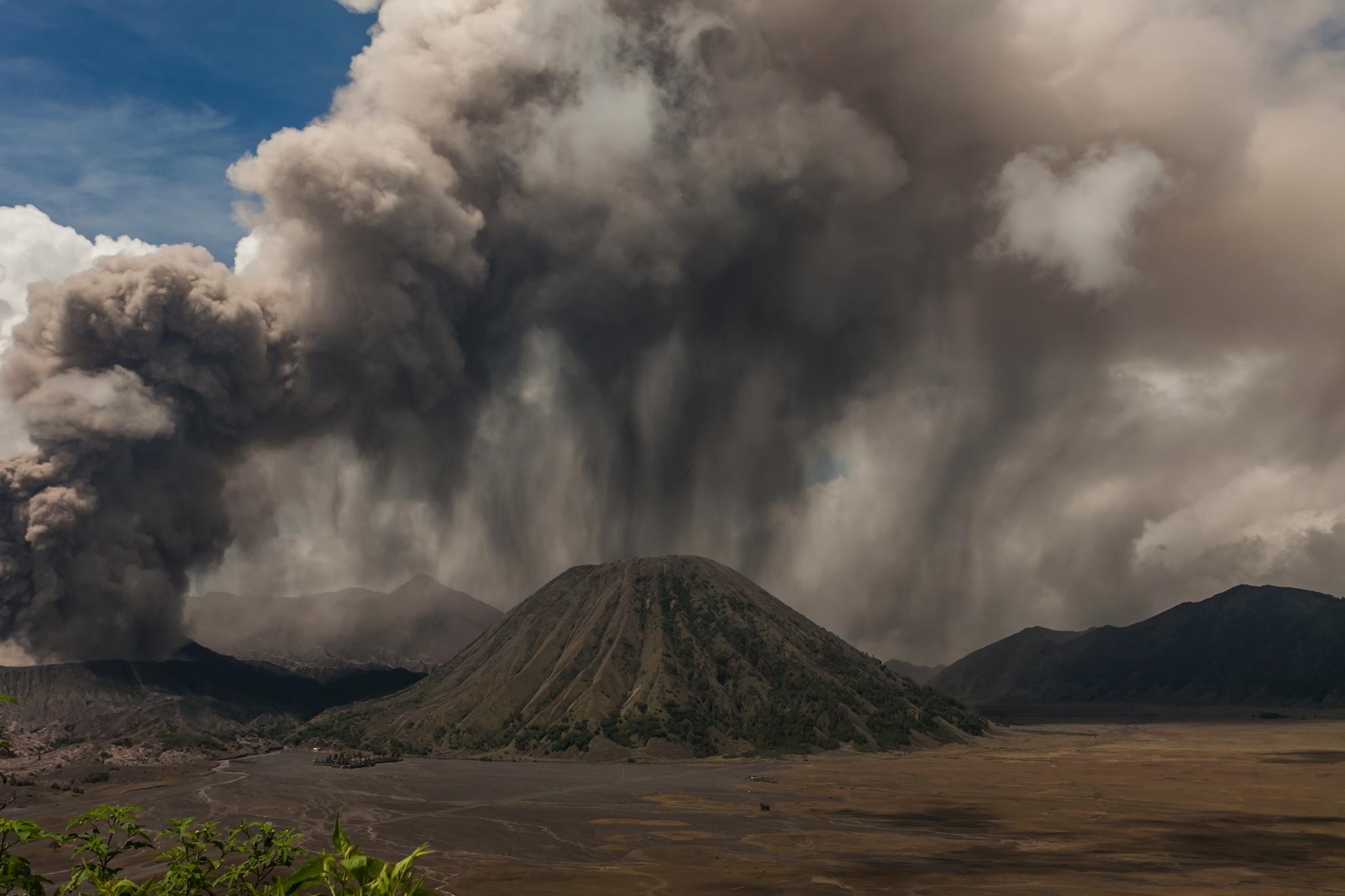 Землетрясение вулканы цунами. Вулкан Бромо извержение. Вулкан Бромо в Индонезии. ЦУНАМИ вулкан. Вулканическое ЦУНАМИ.