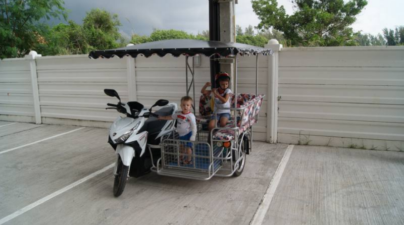 Байк в паттайе. Мотороллер с коляской Таиланд. Байк с коляской в Тайланде. Мотоцикл с коляской Тайланд. Мотобайк с люлькой Тайланд.