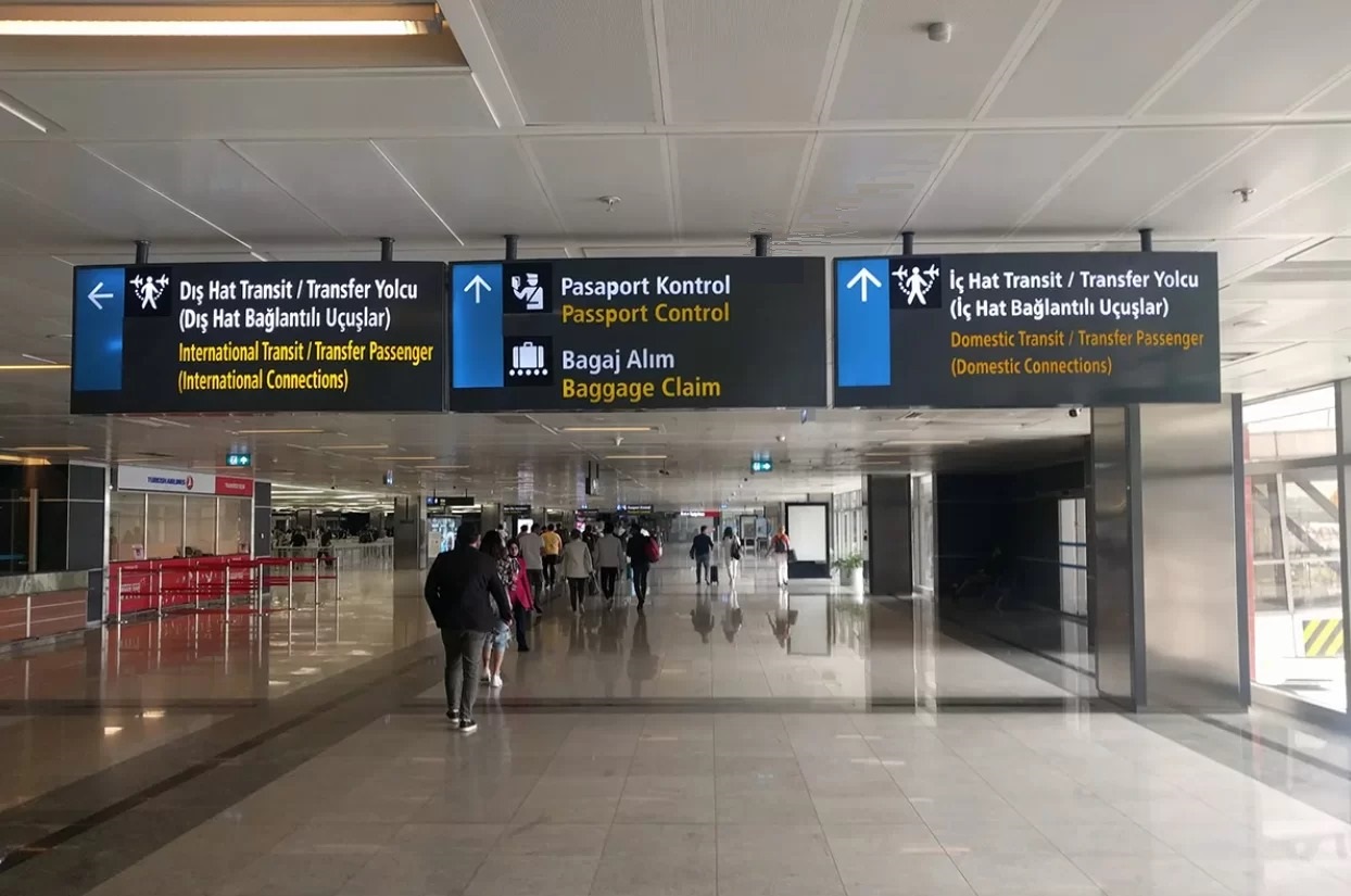После прилета в аэропорт. Новый аэропорт Стамбула указатели. Пересадка в аэропорту. Аэропорт Стамбула пересадка. Паспортный контроль в аэропорту Стамбула.