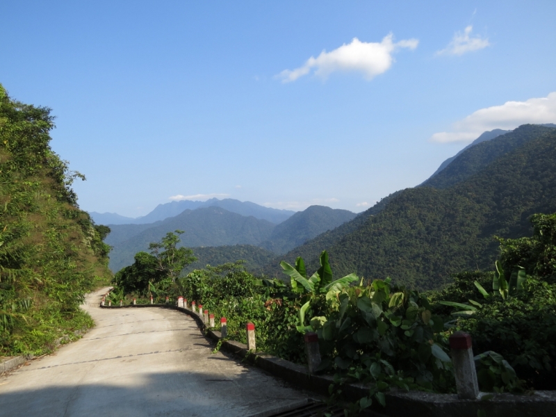 Дорога в национальном парке Бач Ма